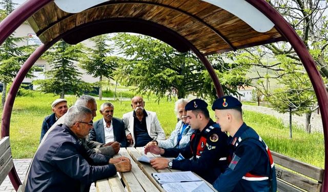 Jandarma ekipleri, köy köy dolaşıp vatandaşları bilinçlendiriyor
