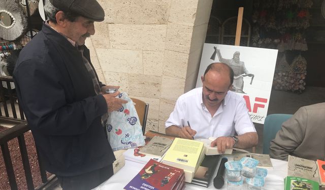 Kitap severlere müjde: Kırşehir Sahaf’ta yazarların imza günleri başladı