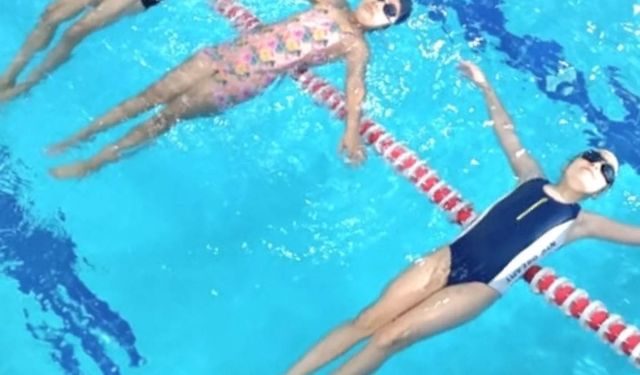 MUCUR’DA KIZ ÇOCUKLARINA YÜZME EĞİTİMİYLE GÜÇLÜ ADIM: TEMEL EĞİTİM ÇALIŞMALARI DEVAM EDİYOR