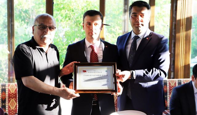 Kaymakam Kaya’ya “Fahri Hemşehrilik Beratı” verildi
