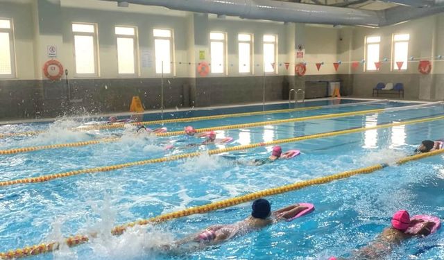 Mucur Yarı Olimpik Kapalı Yüzme Havuzu’nda 8-9 Yaş Bayan Performans Grubu Çalışmaları Devam Ediyor