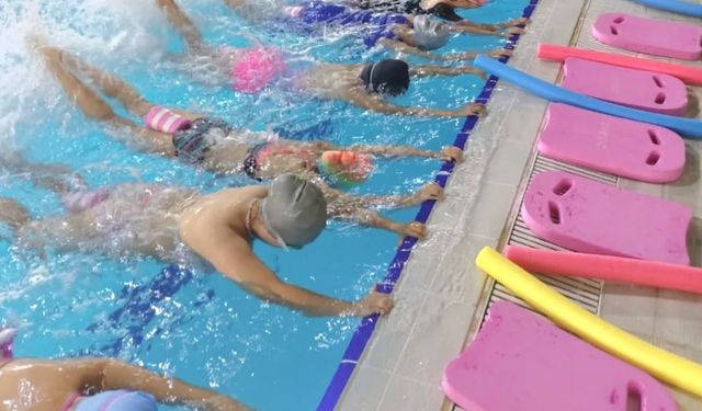 MUCUR YARI OLİMPİK YÜZME HAVUZU’NDA SPORCU YETİŞİYOR