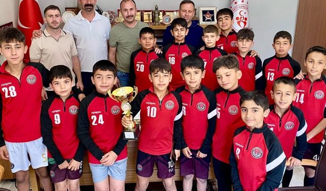 U-12 Gelişim Ligi Şampiyonu Mucur Gücü Spor Kulübü’nden Müdür Emre Aslan’a Ziyaret