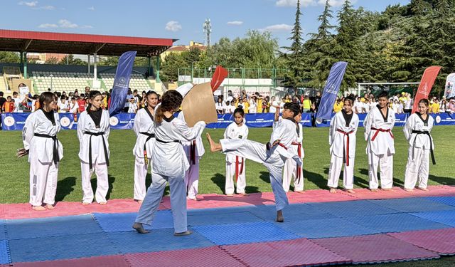 Kayseri ve Kırşehir'de GSB Spor Okulları törenlerle açıldı