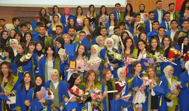 Bir Hayalin Ardından: Öğretmen Adayları Mezuniyet Coşkusunu Yaşadı