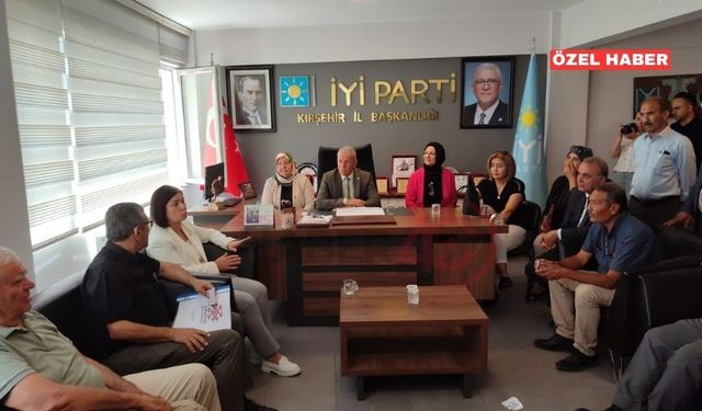 İYİ Parti Genel Başkan Yardımcısı Kevser Ofluoğlu, yeni üyelerin rozetlerini taktı