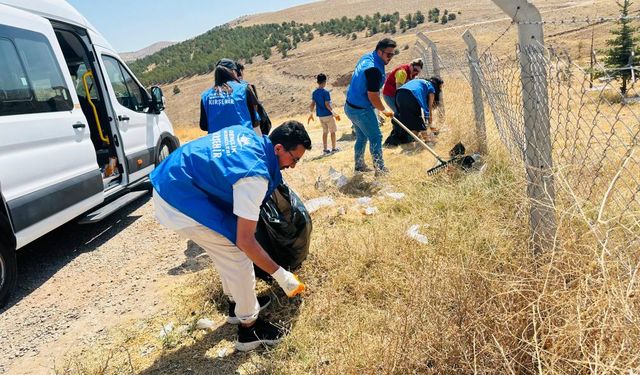 Gençler Şehitlik Ormanı’nı Temizledi