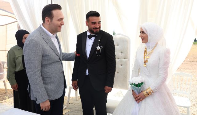 AK Parti Gençlik Kolları Başkanı İbiş, Ahmet Sefa ve Özge Hanım’ın Düğününe Katıldı