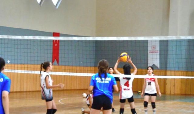 Mucur’da Voleybol Dostluk Maçı Renkli Görüntülere Sahne Oldu