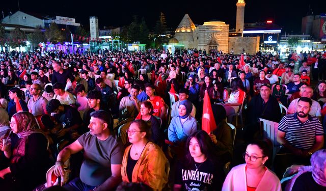Kırşehir Halkı EuroBasket Final Heyecanını Cacabey Meydanı’nda Yaşadı