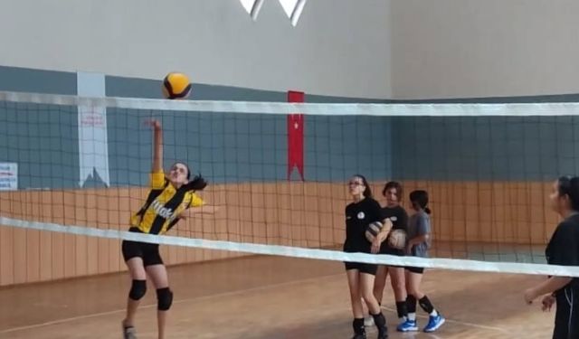 Antrenör Gözübüyük Eşliğinde Voleybol Eğitimi Mucur’da Sürüyor!