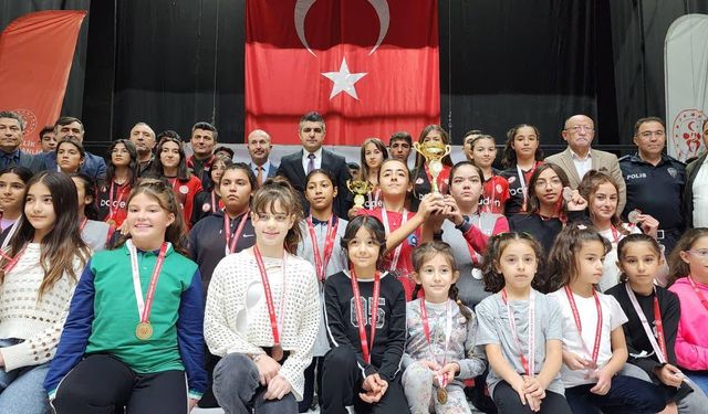 Mucur’da “Sporun Enleri” ödülleri sahiplerini buldu
