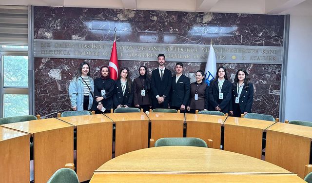 Gençlerden Kurumlara Ziyaret: Anı Yeleği Hatıra Olarak İmzalandı