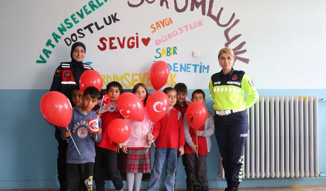 Jandarma’dan Miniklerle Cumhuriyet Sevinci