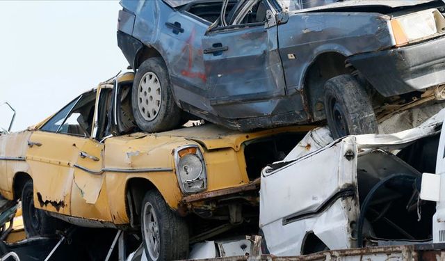 VATANDAŞLAR YERLİ OTOMOBİL İÇİN BEKLİYOR