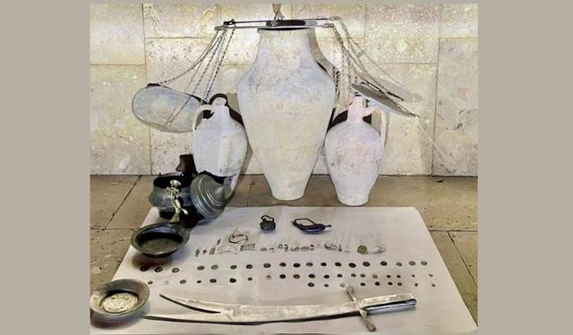 Kırşehir'de tarihi eser niteliği taşıyan objeleri satmaya çalışan 2 şüpheli yakalandı