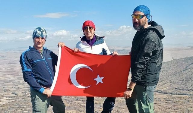 Kırşehirli dağcılar, Cumhuriyet'in 102. yılını 1823 metre yükseklikte kutladı