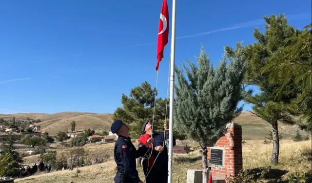 Jandarma’dan Şehitliğe Anlamlı Dokunuş