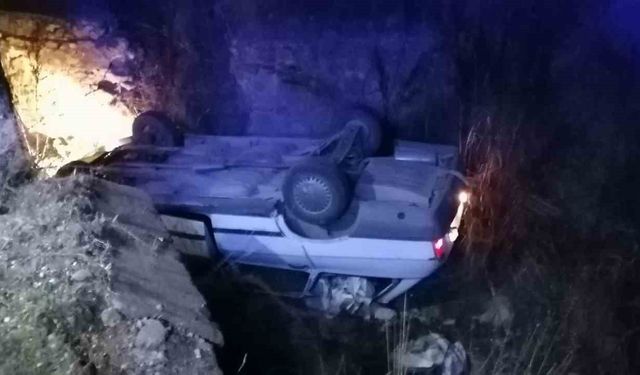 Köpeğe çarpmamak için direksiyonunu kırdığı otomobil kanala düştü: 1 yaralı