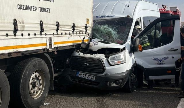 Minibüs tıra arkadan çarptı: 5 yaralı