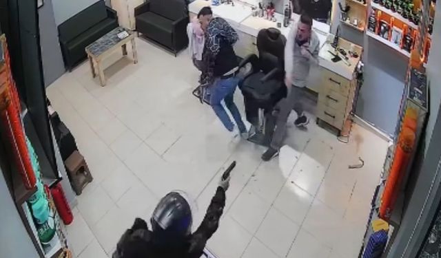 Berber dükkanına silahlı saldırı: O anlar kamerada