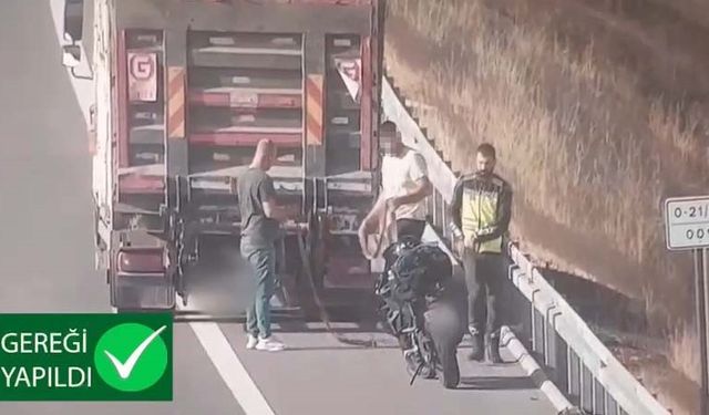 Otoyolda tehlikeli yolculuk kameralara yansıdı: Benzini biten motosikleti kamyonla çektiler
