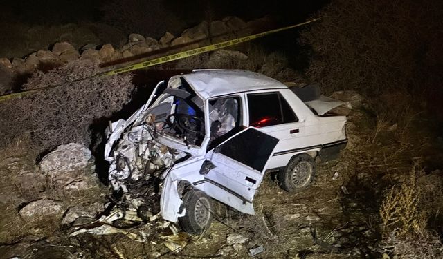 Otomobil kayalıklara çarptı: 1 ölü, 1 yaralı