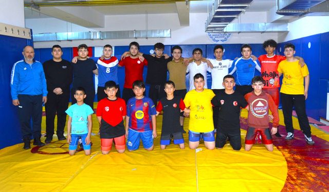 Yüzme Havuzunda Güreş Antrenmanları Devam Ediyor