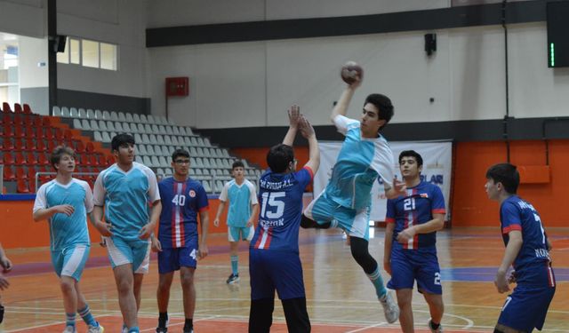 Genç Erkekler Hentbol Müsabakaları Nefes Kesti