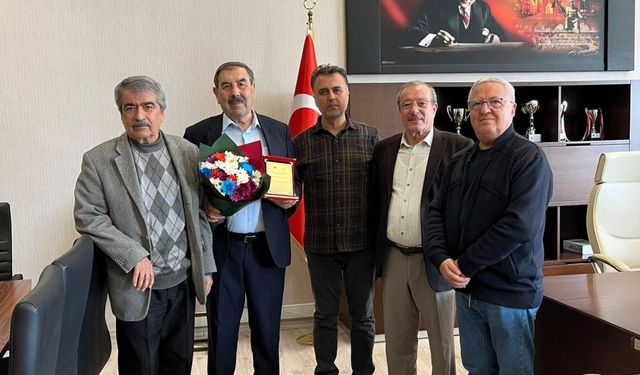 KAEÜ’de Emekli Olan Akademisyenlere Plaket Takdimi