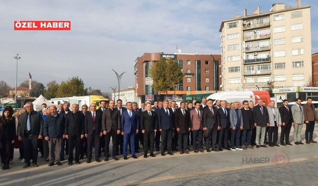 Atatürk Anıtına Çelenk Sunuldu