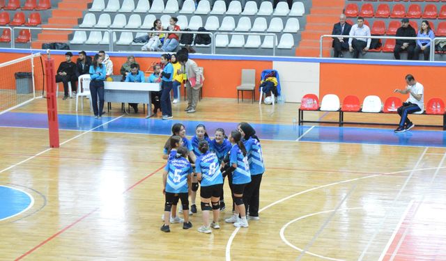 Yıldız Kızlar Voleybol Müsabakaları Devam Ediyor