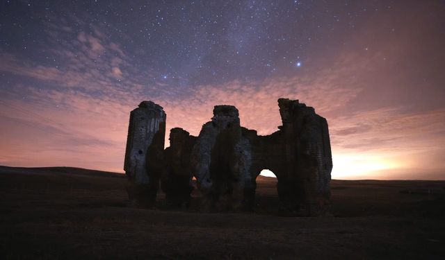 Tarihi Üçayak Kilisesi yıldızlarının altında etkileyici görüntüler oluşturuldu