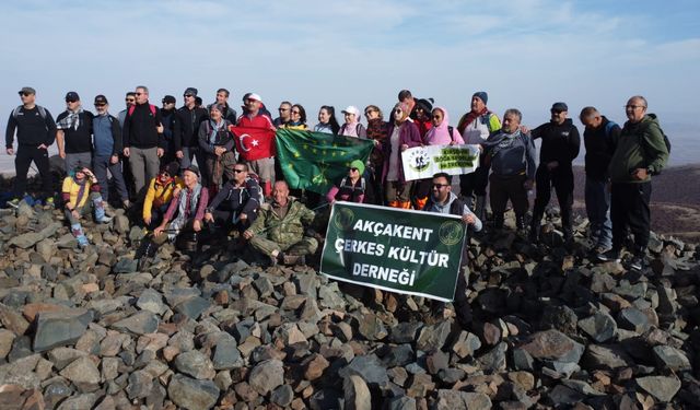 Ay Yıldızlı Bayrak Çiçekhane Zirvesinde Dalgalandı