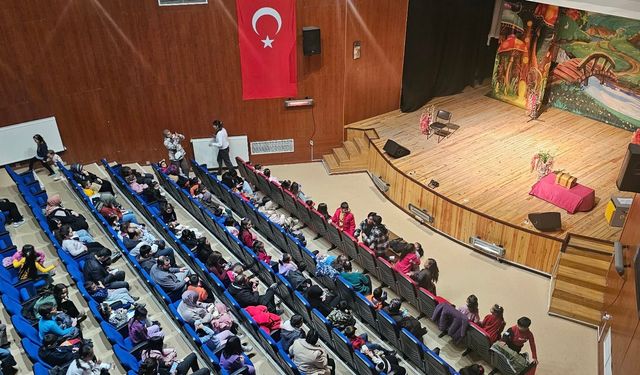 Kaman Kültür Merkezi’nde Çocuklara Özel “Çizmeli Kedi” Tiyatro Keyfi