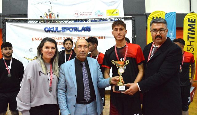 Genç Erkekler Voleybol Müsabakası Nefes Kesti