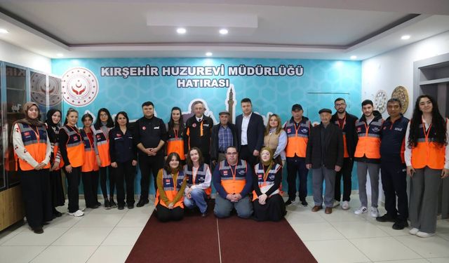 AFAD Ekibi Huzurevindeki Büyüklerle Bir Araya Geldi