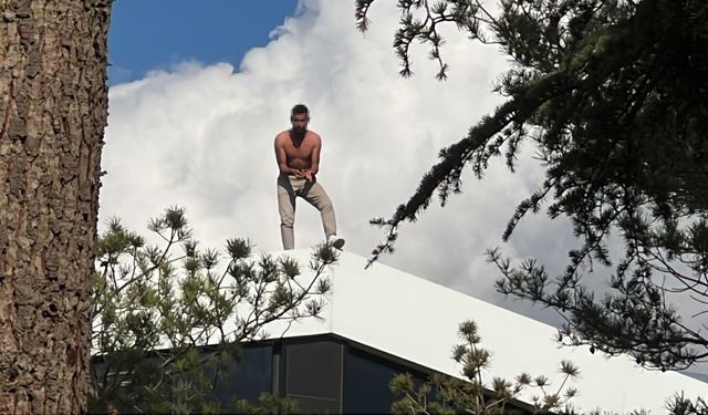 Alacağı için çatıya çıktı, yarı çıplak 3 saat ikna edilmeye çalışıldı