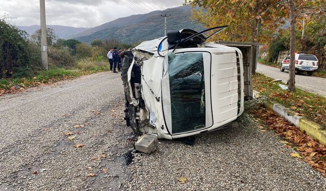 Traktöre çarpmamak için manevra yaptı, devrilen kamyonette yaralandı