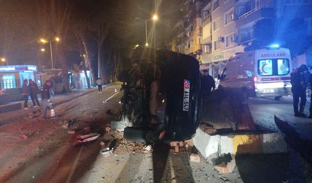 Refüje çarpıp takla atan otomobil karşı şeride geçti: 2 yaralı