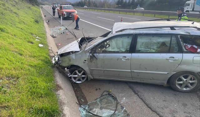 Lastiği patlayan otomobil bariyere çarpıp takla attı