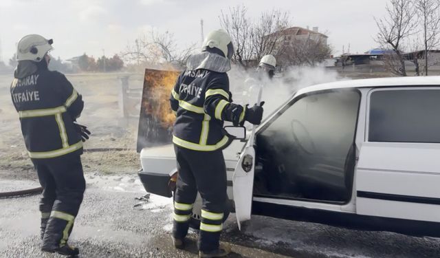Seyir halindeki otomobilin motor kısmından alevler yükseldi