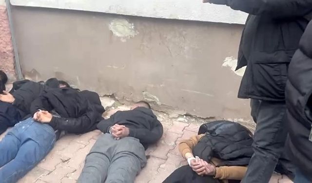 Aranan şahıs yakalanacağını anlayınca arkadaşlarıyla polise direndi