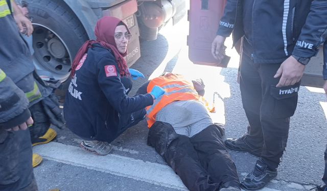 Tırın altında kalan karayolları işçisi hayatını kaybetti