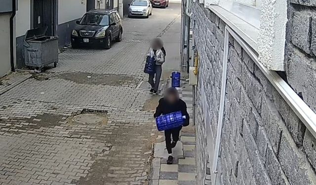 2 Çocuk apartman önündeki damacanaları çaldı