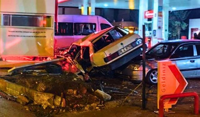 Park halindeki araçlara çarpan otomobil hurdaya döndü: 1 ölü, 1 ağır yara