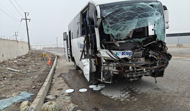 İşçi servisi tır dorsesine arkadan çarptı: 22 yaralı