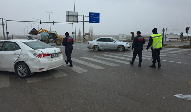 Tır ile otomobil çarpıştı: 4'ü hakem 5 yaralı