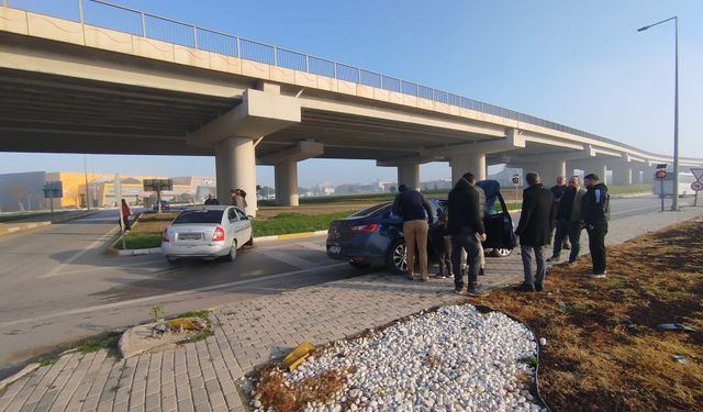 Dur levhasına uymadı, kavşakta kaza: 1 yaralı