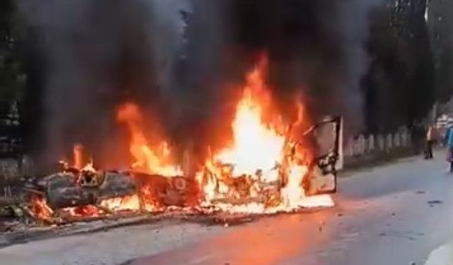 Kafa kafaya çarpışan araçlar çıkan yangında küle döndü